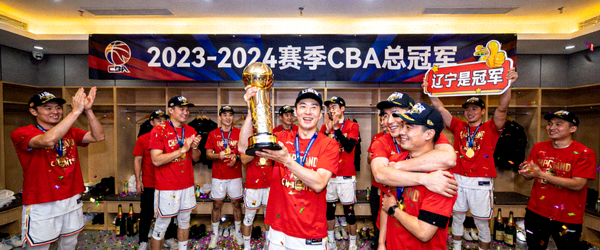 CBA总决赛辽宁队夺冠后更衣室庆祝现场照片