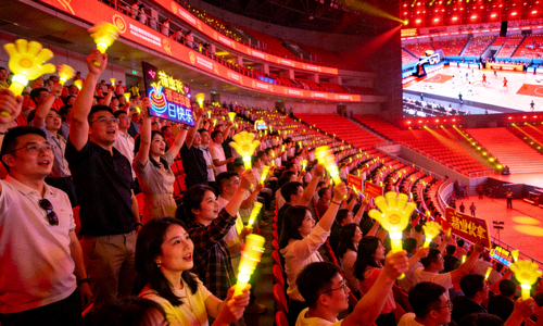 体育赛事直播现场画面，观众席座无虚席，气氛热烈